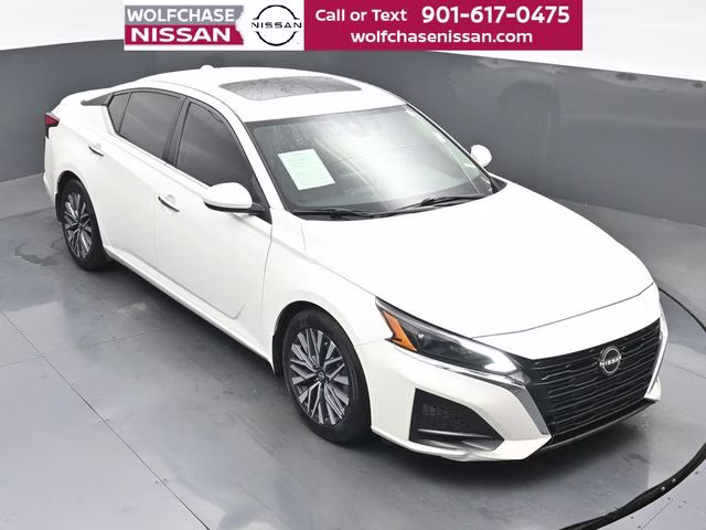 2023 Pearl White Tricoat Nissan Altima 2.5 SV FWD Sedan