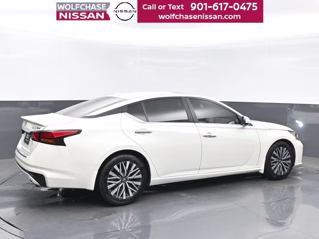 2023 Pearl White Tricoat Nissan Altima 2.5 SV FWD Sedan