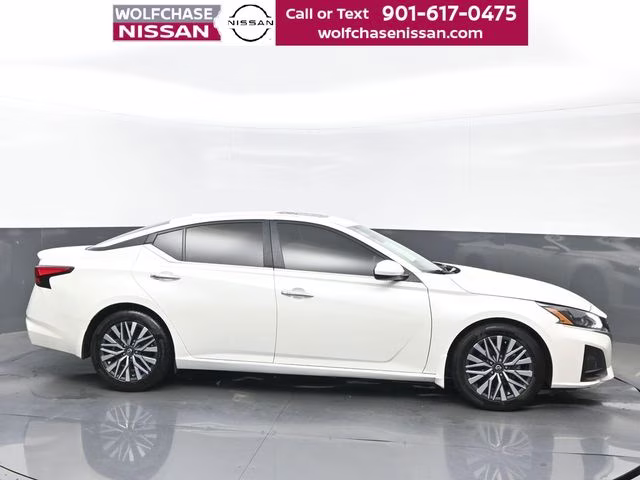 2023 Pearl White Tricoat Nissan Altima 2.5 SV FWD Sedan