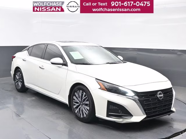 2023 Pearl White Tricoat Nissan Altima 2.5 SV FWD Sedan
