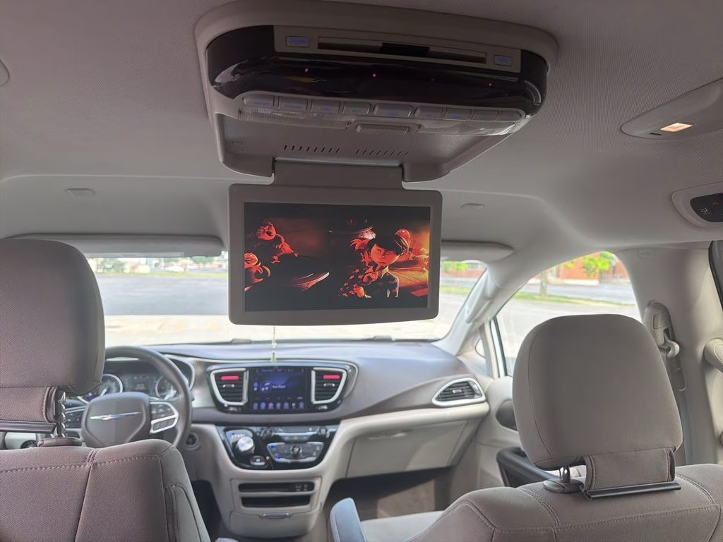 2017 Bright White Clearcoat Chrysler Pacifica Touring FWD Van