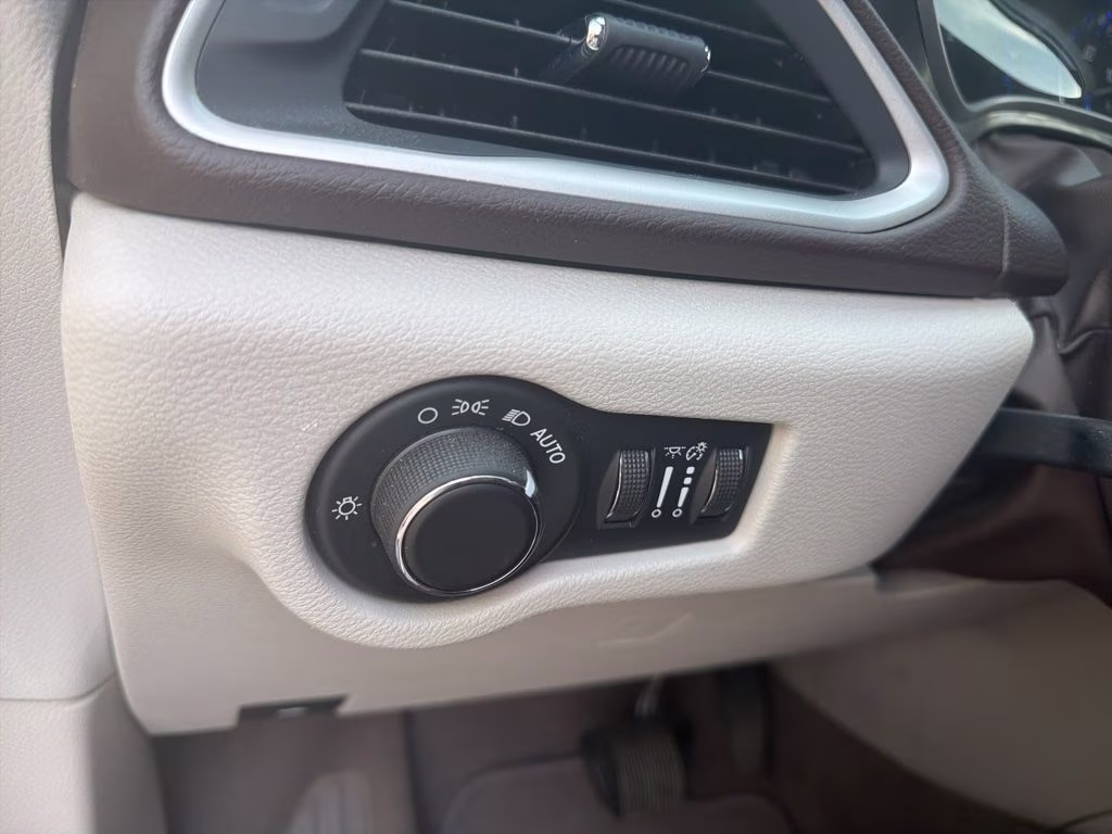 2017 Bright White Clearcoat Chrysler Pacifica Touring FWD Van