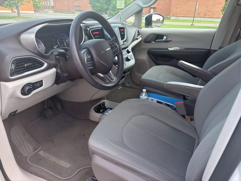 2017 Bright White Clearcoat Chrysler Pacifica Touring FWD Van