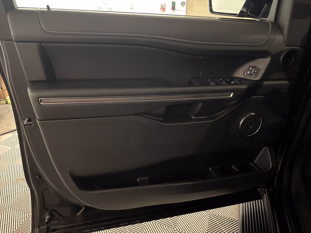 2024 Black Metallic Ford Expedition XLT RWD SUV