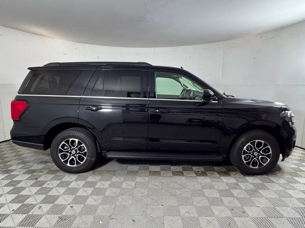 2024 Black Metallic Ford Expedition XLT RWD SUV