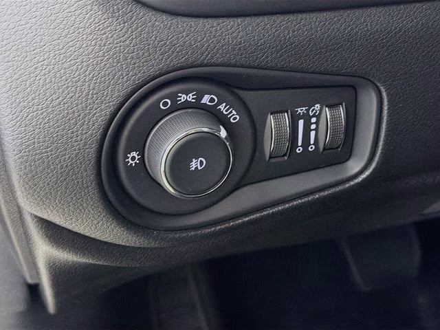 2020 Granite Crystal Metallic Clearcoat Jeep Renegade Latitude FWD SUV