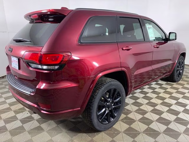 2018 Velvet Red Pearlcoat Jeep Grand Cherokee Altitude 4X4 SUV