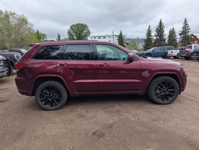2018 Velvet Red Pearlcoat Jeep Grand Cherokee Altitude 4X4 SUV