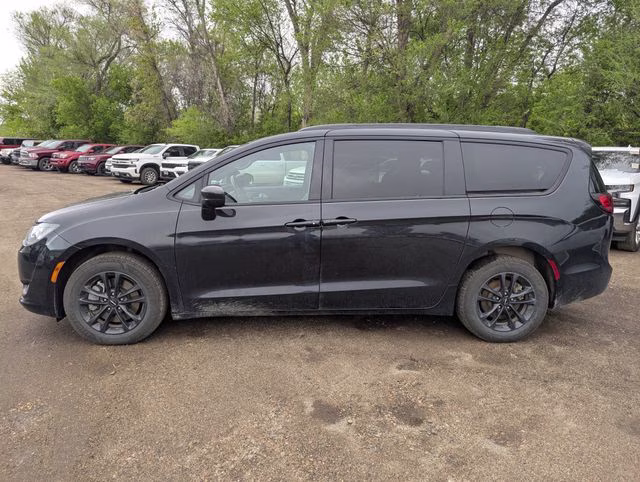 2020 Brilliant Black Crystal Pearlcoat Chrysler Pacifica Launch Edition AWD Van