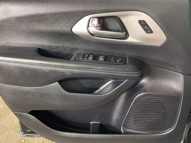 2020 Brilliant Black Crystal Pearlcoat Chrysler Pacifica Launch Edition AWD Van