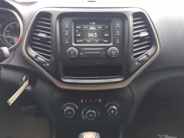 2018 Bright White Clearcoat Jeep Cherokee Latitude 4X4 SUV