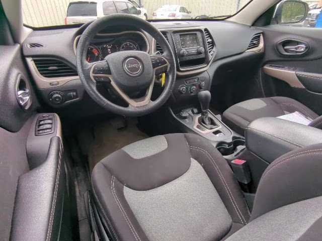 2018 Bright White Clearcoat Jeep Cherokee Latitude 4X4 SUV