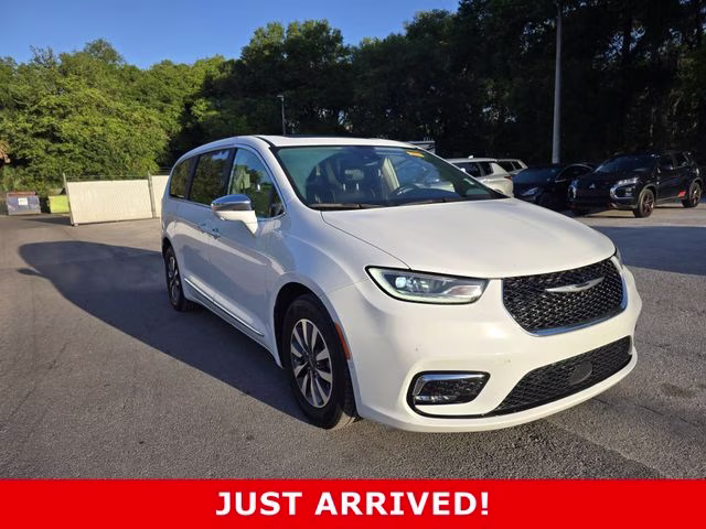 2022 Chrysler Pacifica Hybrid Limited Hybrid's photo