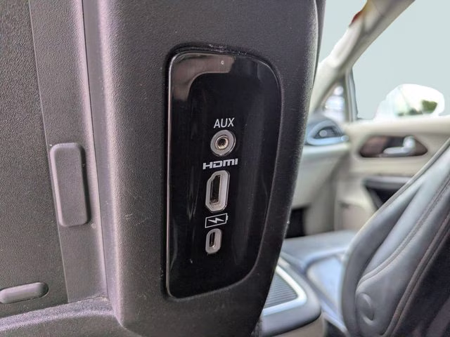 2022 Bright White Clearcoat Chrysler Pacifica Hybrid Limited FWD Van