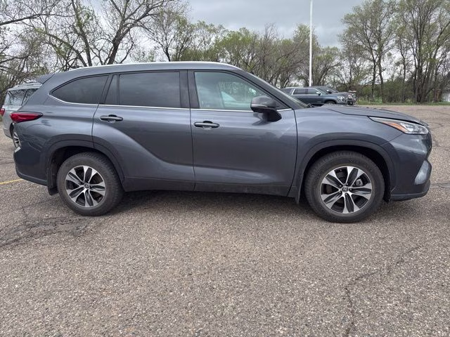 2020 Magnetic Gray Metallic Toyota Highlander XLE AWD SUV