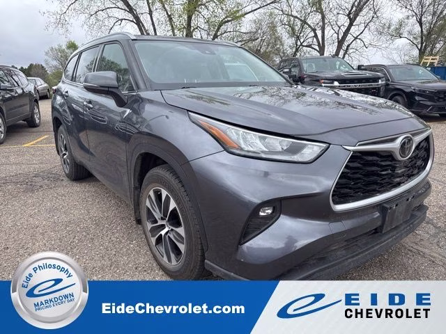 2020 Magnetic Gray Metallic Toyota Highlander XLE AWD SUV