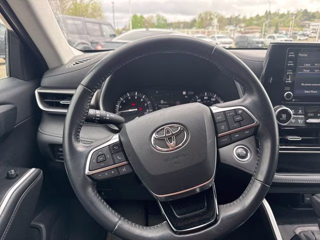 2020 Magnetic Gray Metallic Toyota Highlander XLE AWD SUV