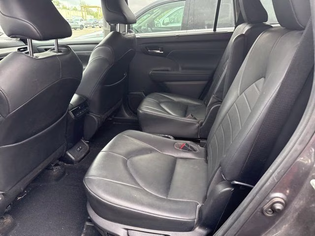 2020 Magnetic Gray Metallic Toyota Highlander XLE AWD SUV