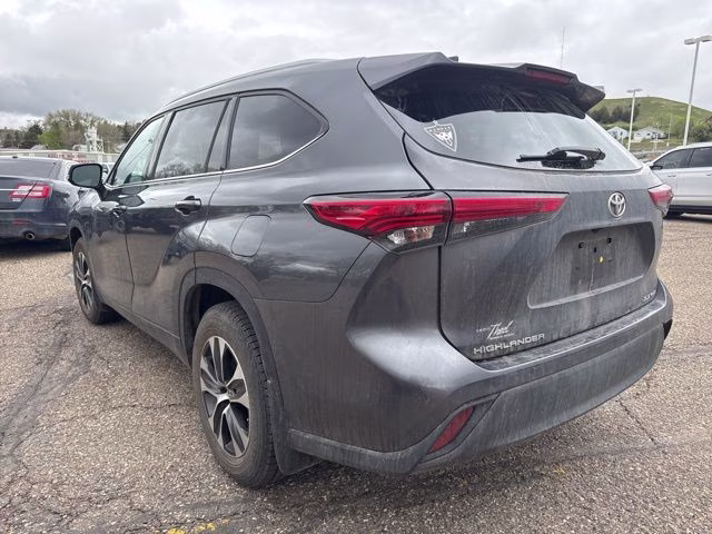 2020 Magnetic Gray Metallic Toyota Highlander XLE AWD SUV