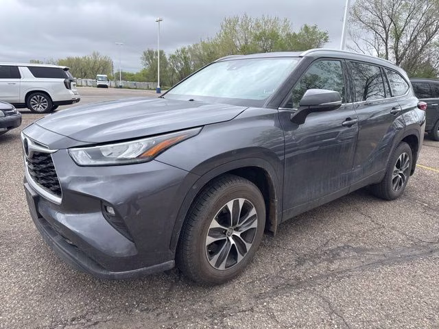 2020 Magnetic Gray Metallic Toyota Highlander XLE AWD SUV