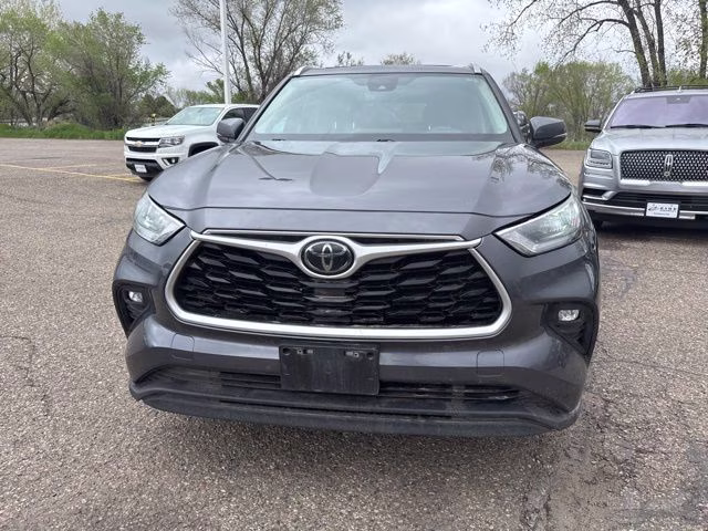 2020 Magnetic Gray Metallic Toyota Highlander XLE AWD SUV