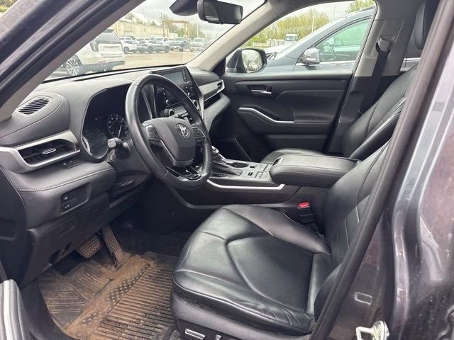 2020 Magnetic Gray Metallic Toyota Highlander XLE AWD SUV