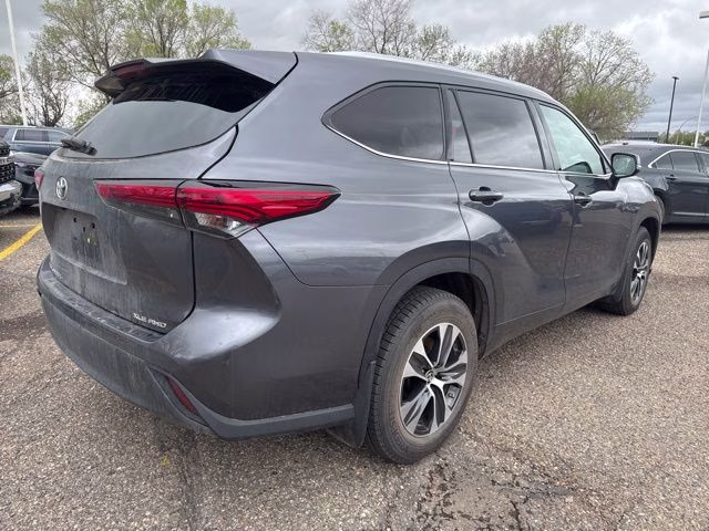 2020 Magnetic Gray Metallic Toyota Highlander XLE AWD SUV