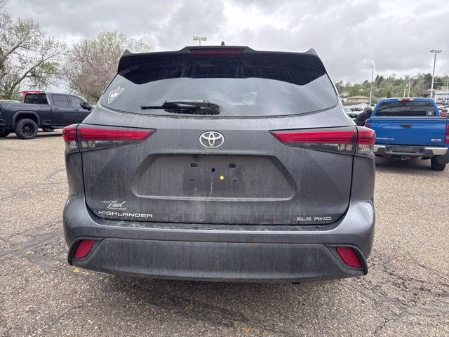 2020 Magnetic Gray Metallic Toyota Highlander XLE AWD SUV