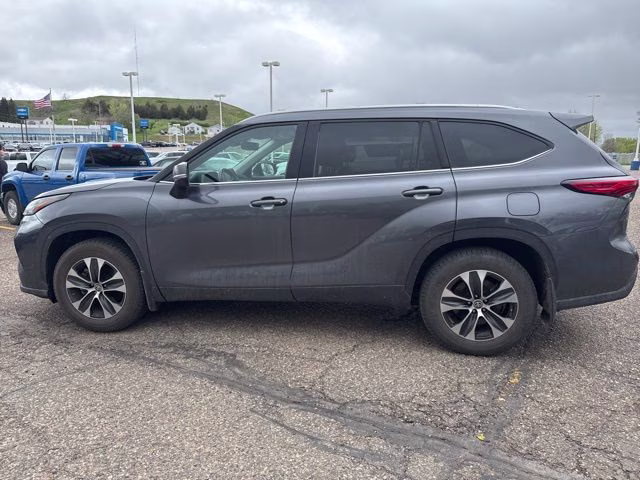2020 Magnetic Gray Metallic Toyota Highlander XLE AWD SUV