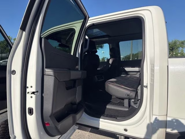 2024 Star White Metallic Tri-Coat Ford Super Duty F-250 SRW LARIAT Crew Cab Pickup 4X4 Truck