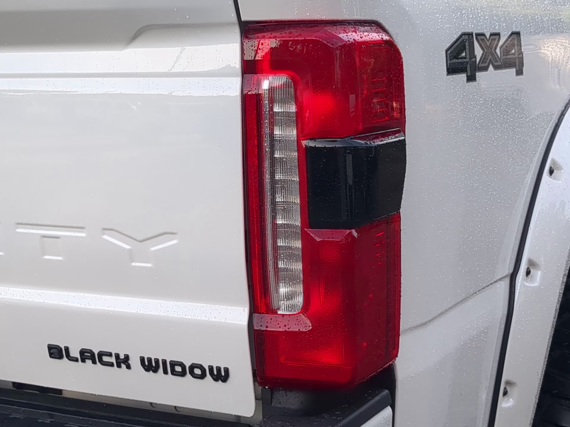 2024 Star White Metallic Tri-Coat Ford Super Duty F-250 SRW LARIAT Crew Cab Pickup 4X4 Truck