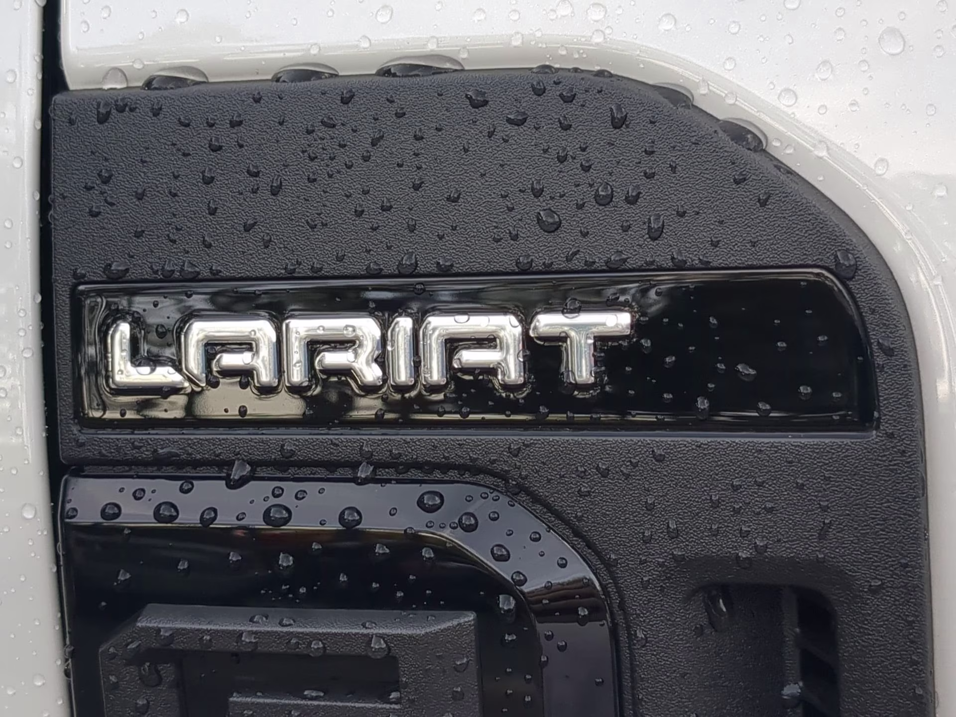 2024 Star White Metallic Tri-Coat Ford Super Duty F-250 SRW LARIAT Crew Cab Pickup 4X4 Truck