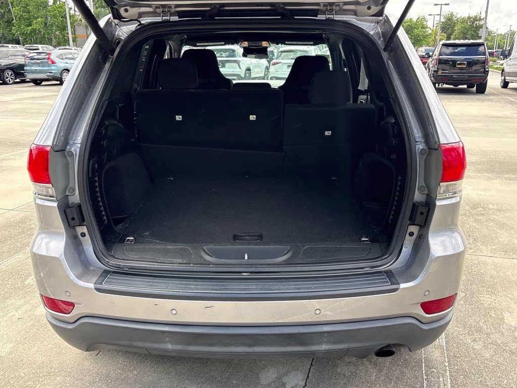 2018 Billet Silver Metallic Clearcoat Jeep Grand Cherokee Laredo RWD SUV