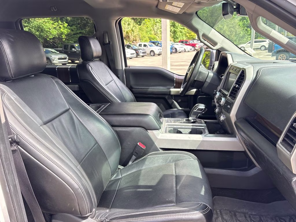 2017 White Platinum Clearcoat Metallic Ford F-150 Lariat 4X4 Truck