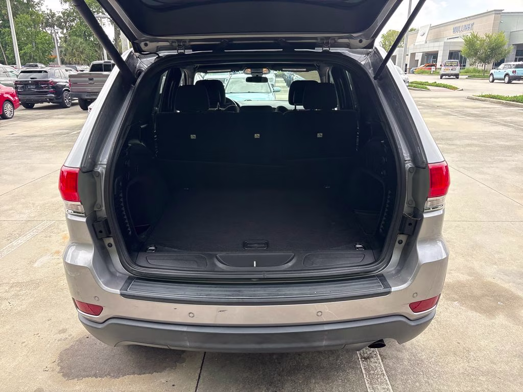 2018 Billet Silver Metallic Clearcoat Jeep Grand Cherokee Laredo RWD SUV