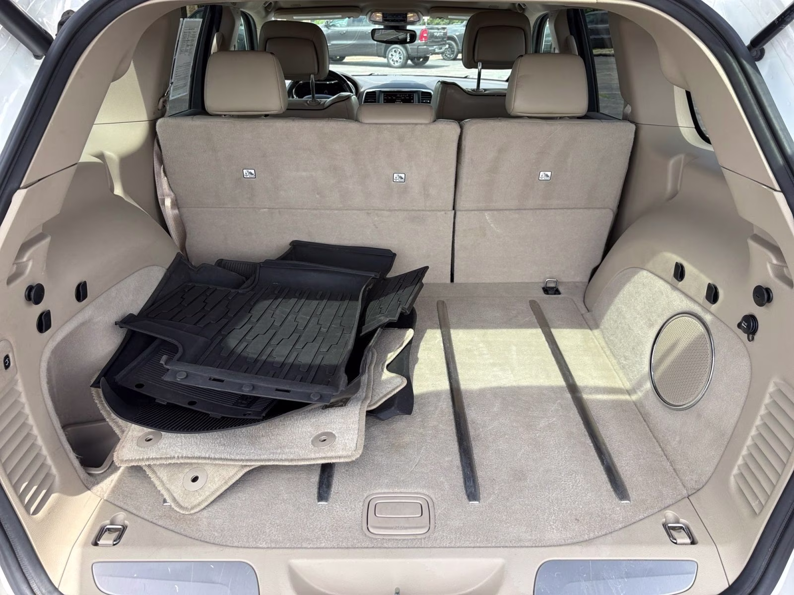 2017 Ivory 3-Coat Jeep Grand Cherokee Overland 4X4 SUV