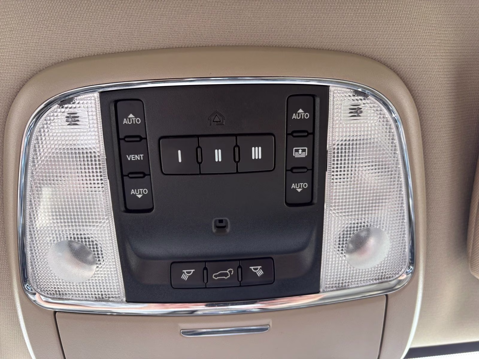 2017 Ivory 3-Coat Jeep Grand Cherokee Overland 4X4 SUV