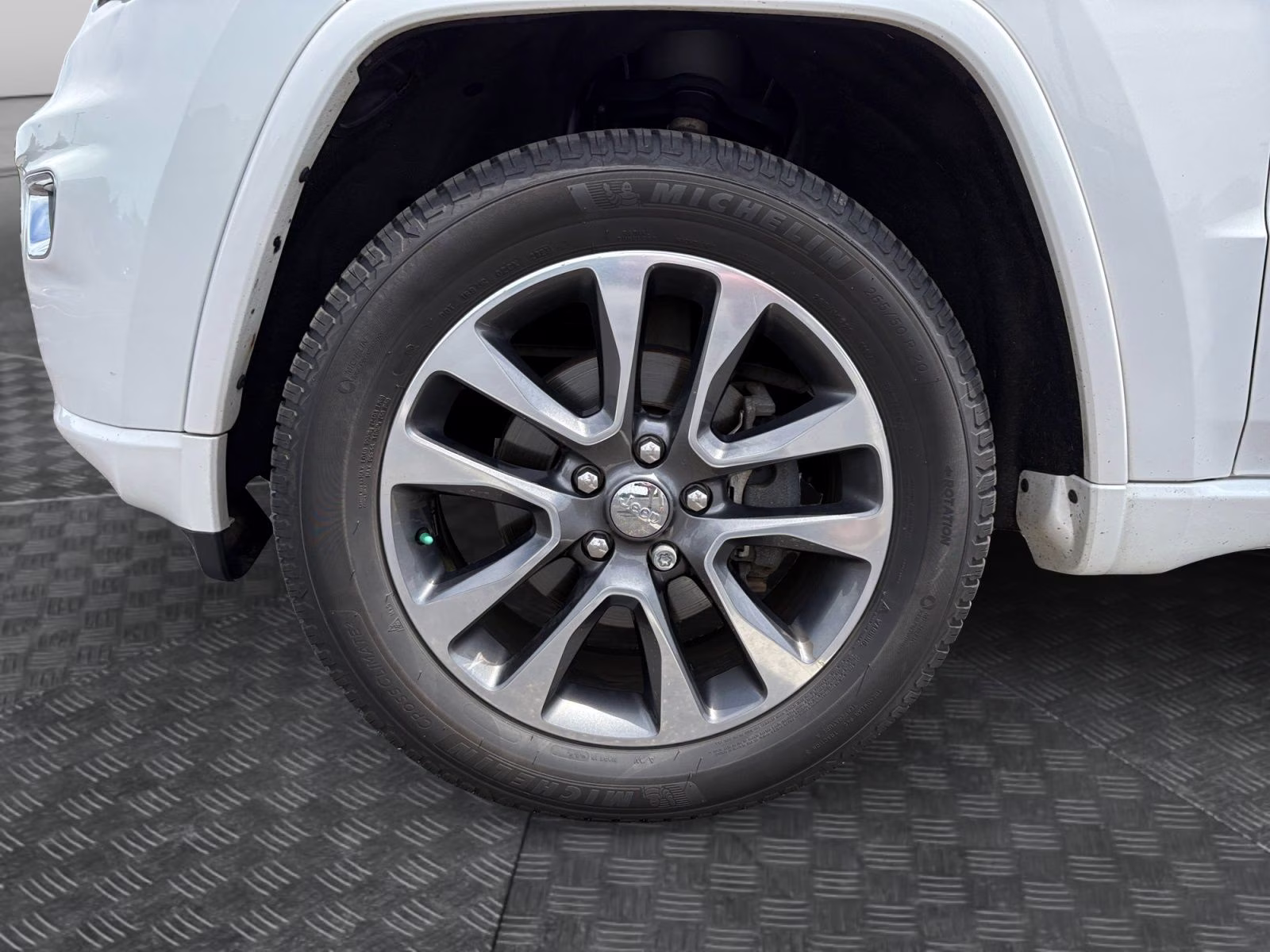 2017 Ivory 3-Coat Jeep Grand Cherokee Overland 4X4 SUV
