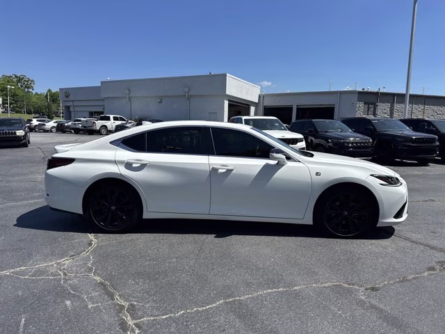 2022 Ultra White Lexus ES FWD Sedan