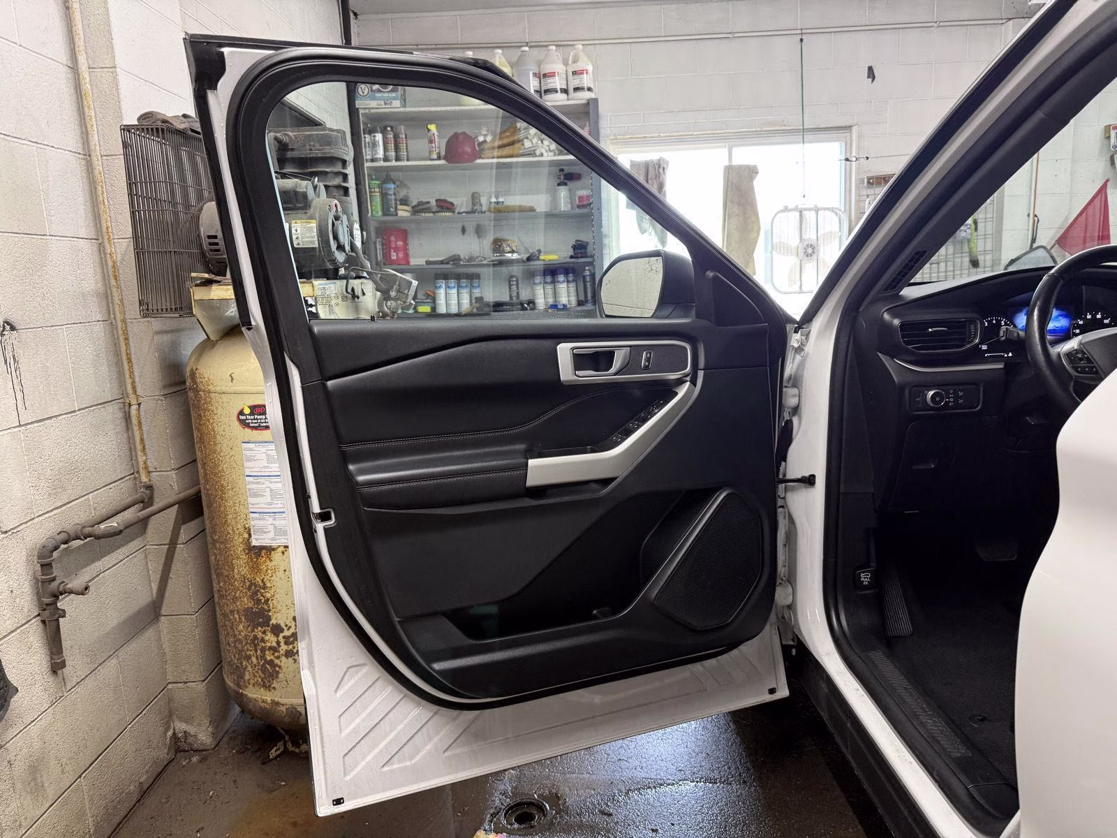 2021 Star White Metallic Tri-Coat Ford Explorer XLT 4X4 SUV