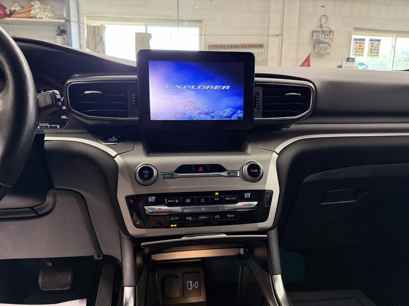 2021 Star White Metallic Tri-Coat Ford Explorer XLT 4X4 SUV