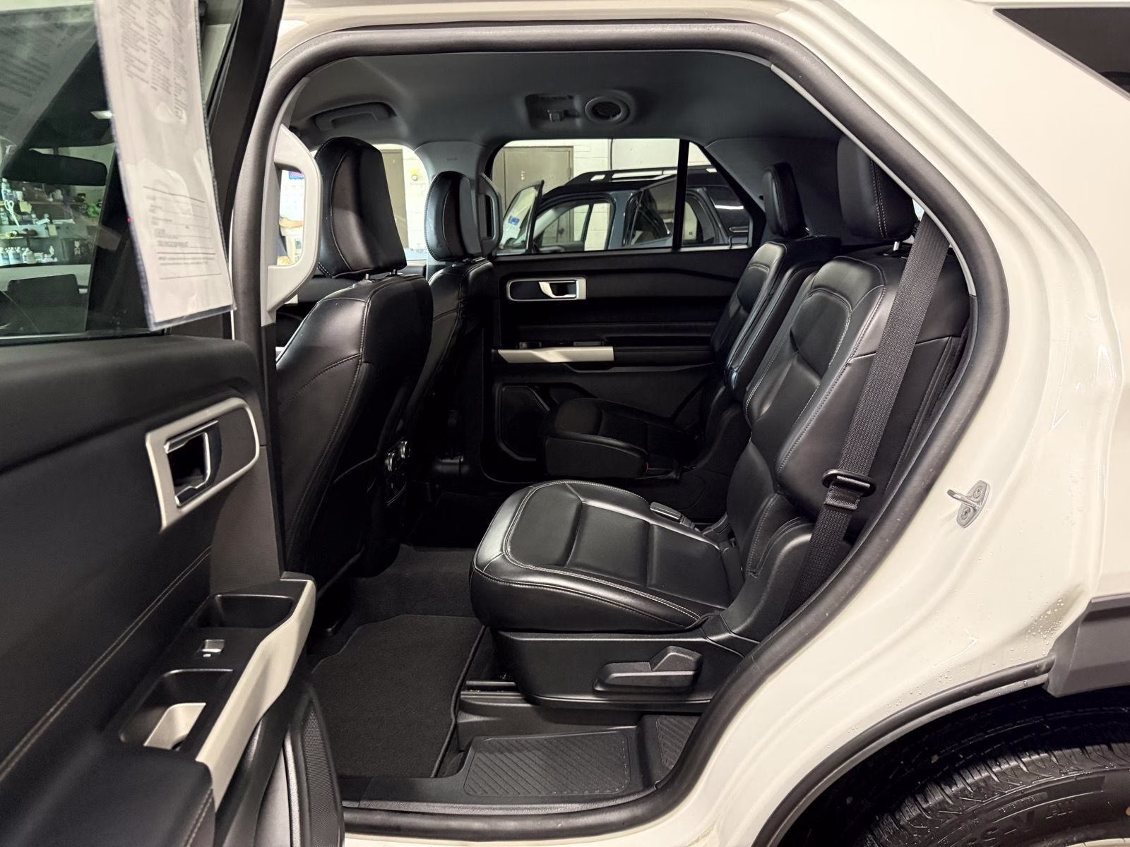 2021 Star White Metallic Tri-Coat Ford Explorer XLT 4X4 SUV