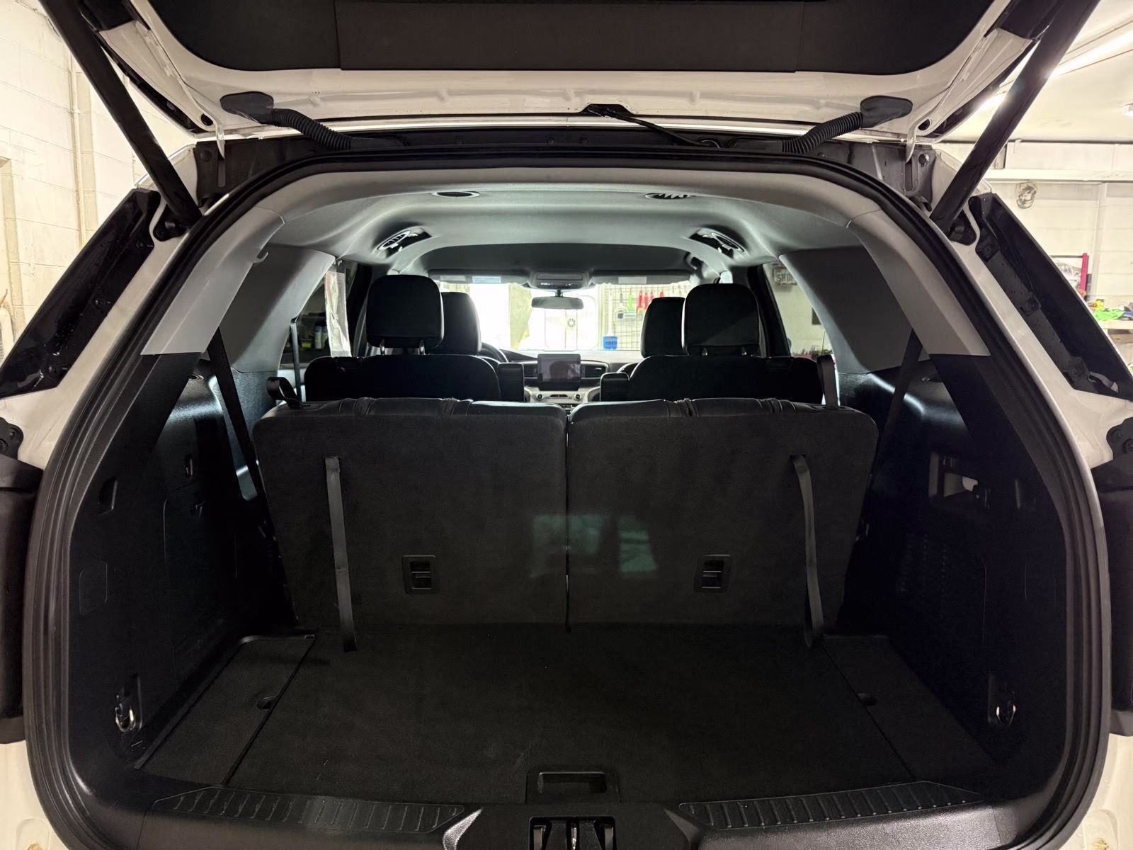 2021 Star White Metallic Tri-Coat Ford Explorer XLT 4X4 SUV