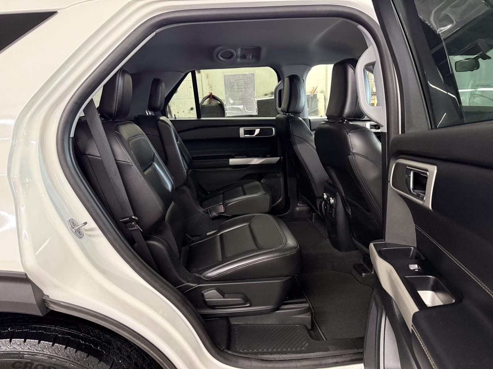 2021 Star White Metallic Tri-Coat Ford Explorer XLT 4X4 SUV