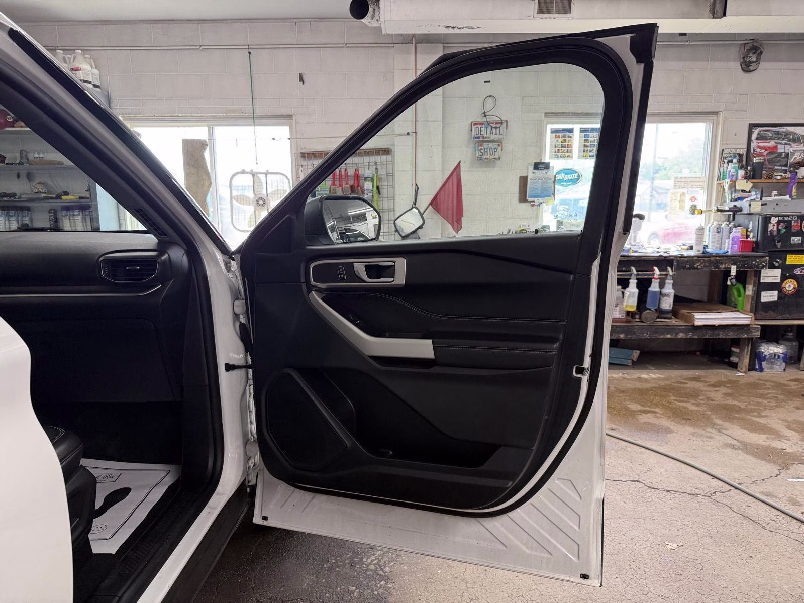 2021 Star White Metallic Tri-Coat Ford Explorer XLT 4X4 SUV