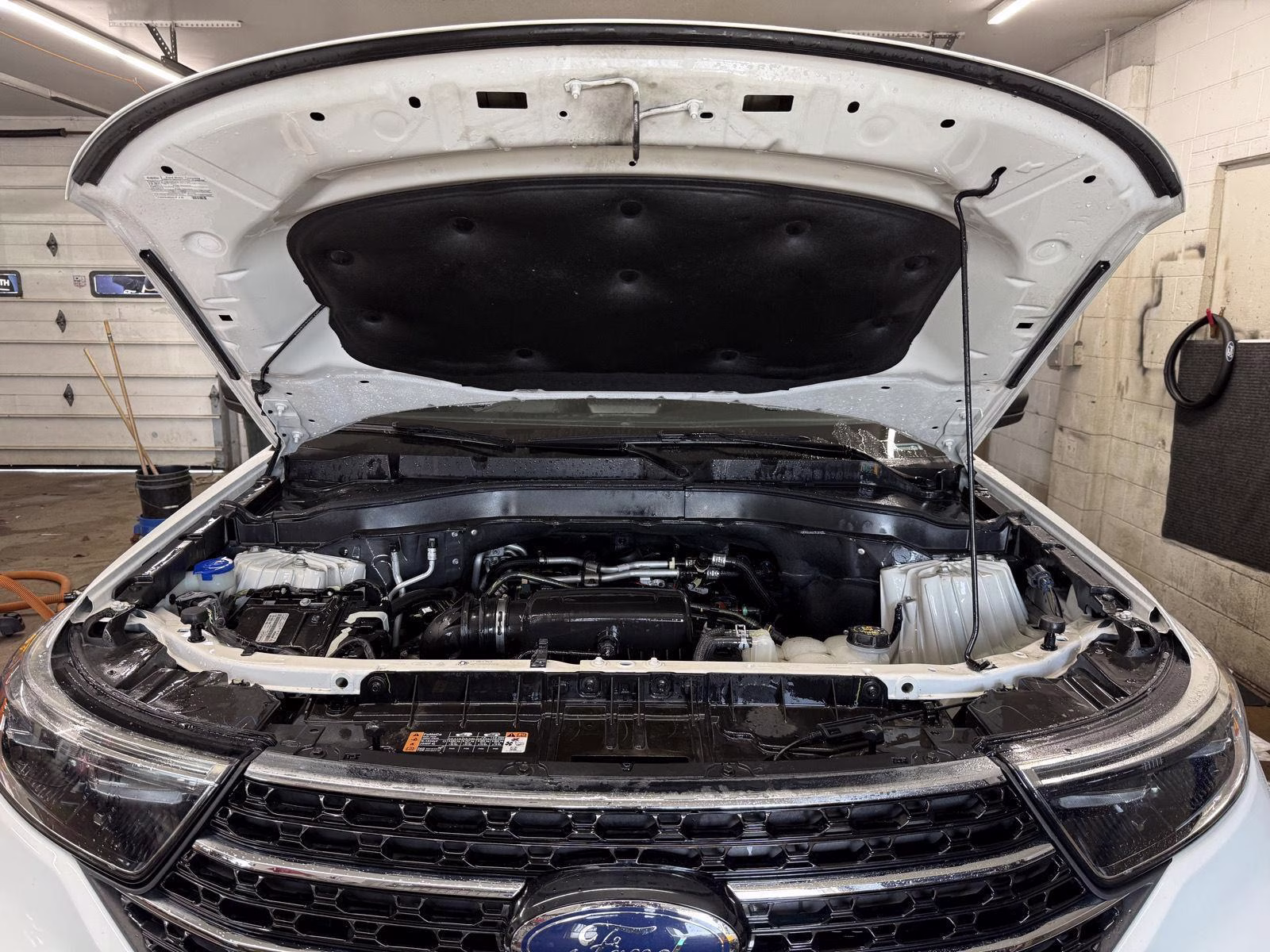 2021 Star White Metallic Tri-Coat Ford Explorer XLT 4X4 SUV