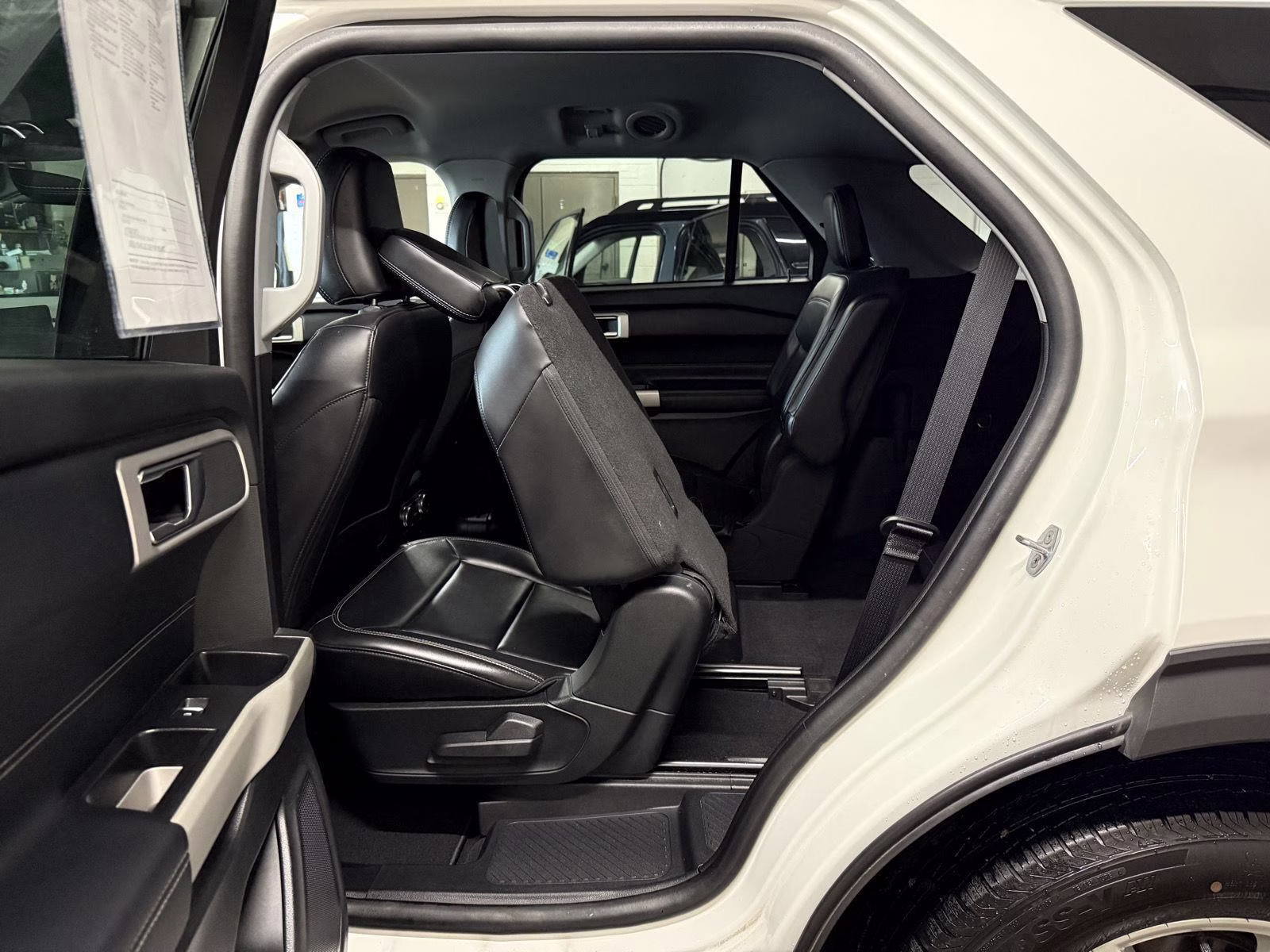 2021 Star White Metallic Tri-Coat Ford Explorer XLT 4X4 SUV