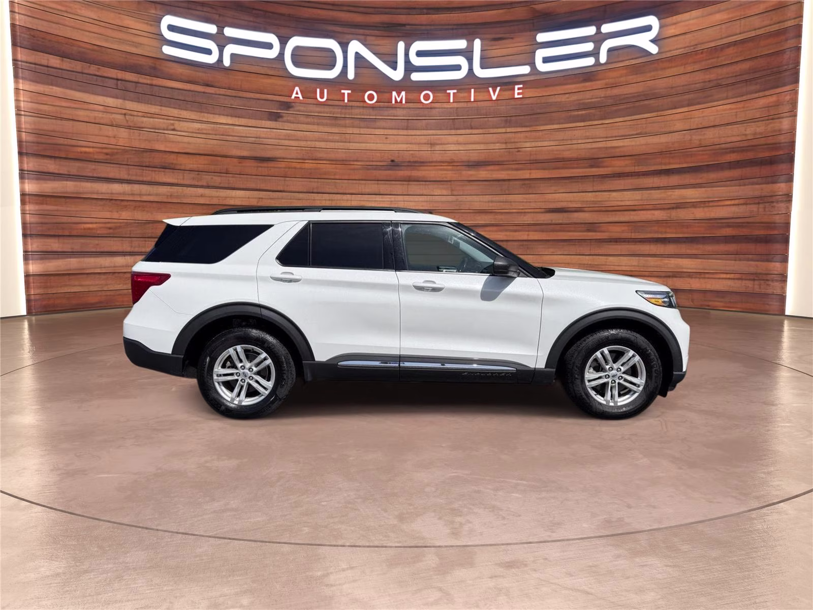 2021 Star White Metallic Tri-Coat Ford Explorer XLT 4X4 SUV