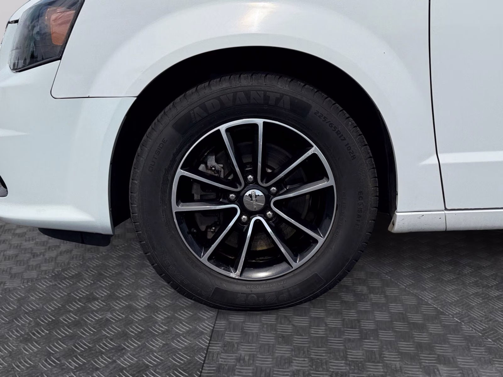 2019 White Knuckle Clearcoat Dodge Grand Caravan GT FWD Van