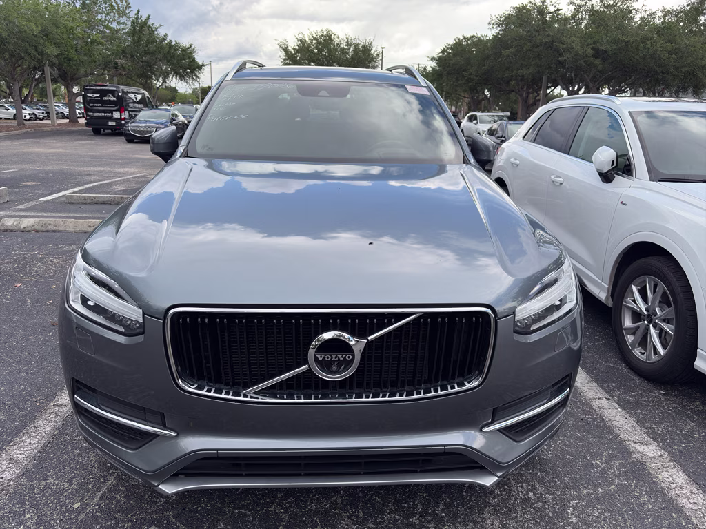 2018 Bright Silver Metallic Volvo XC90 Momentum FWD SUV